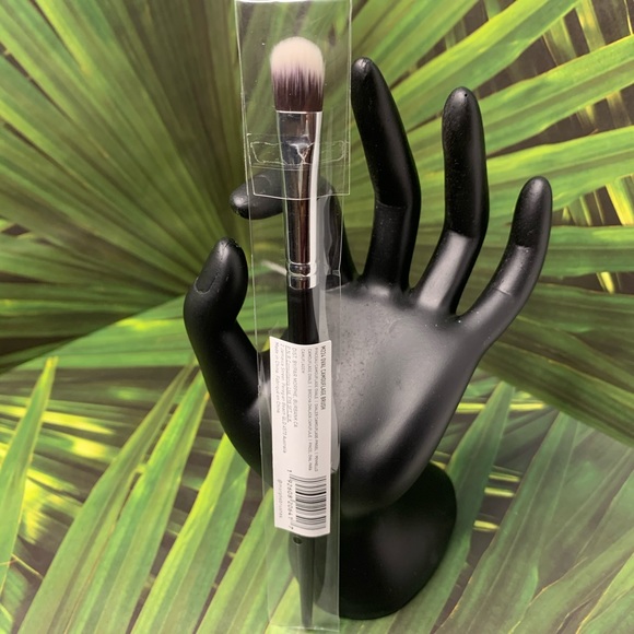 oval camouflage brush